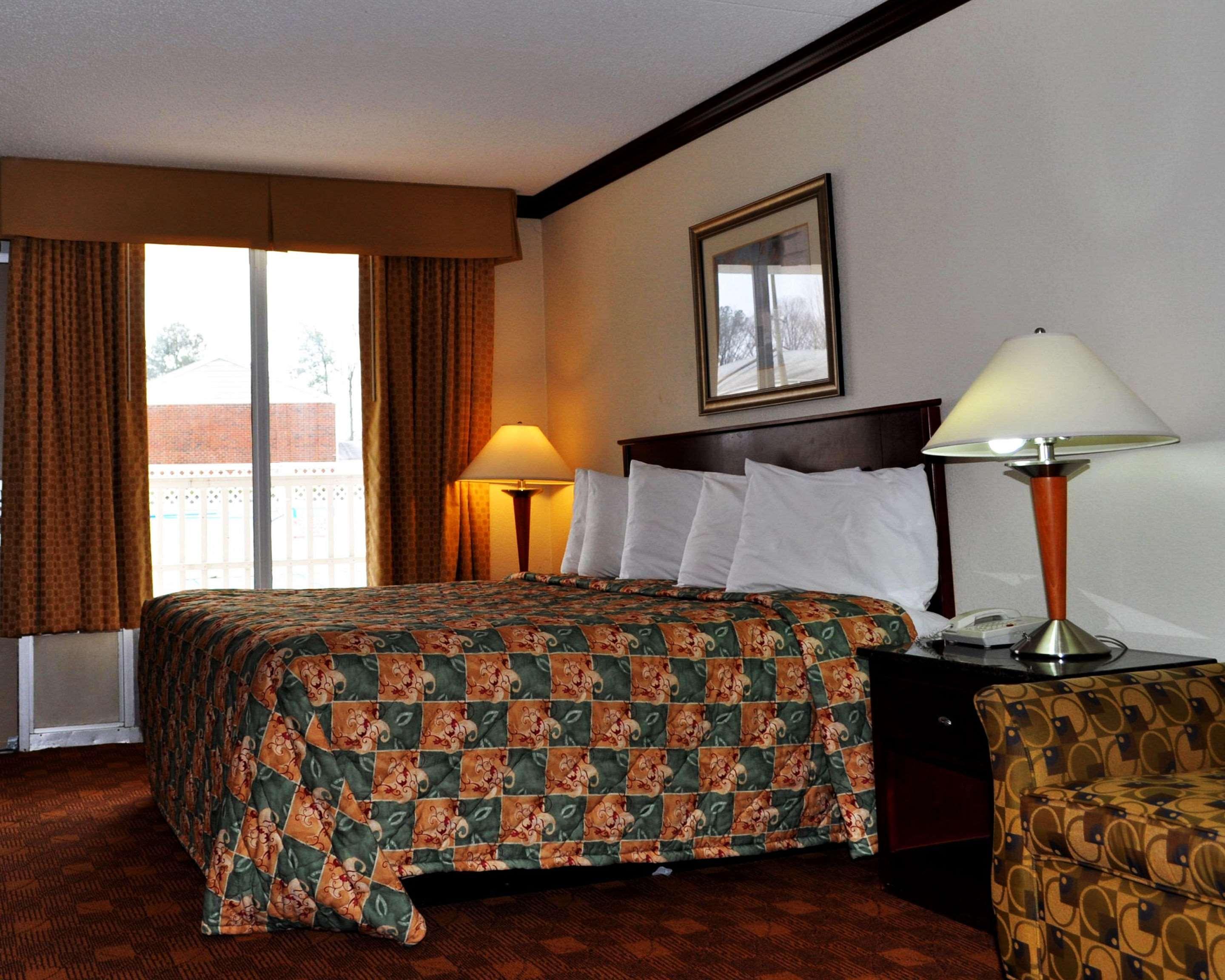 Rodeway Inn Sandston Exterior photo